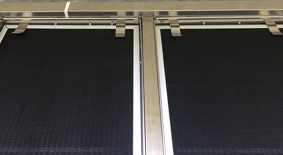 安裝快捷方便的擋沙網(wǎng)緊固件（上方）。