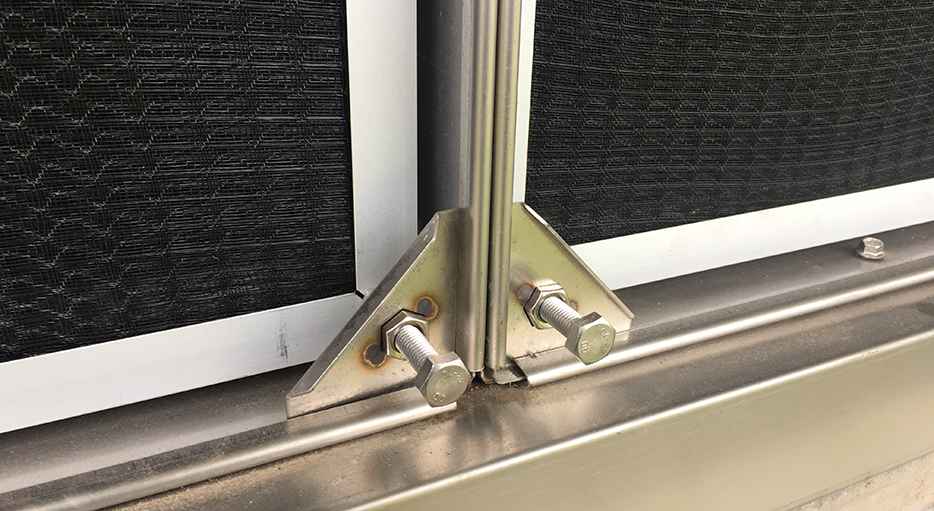 安裝快捷方便的擋沙網(wǎng)緊固件（下方）。