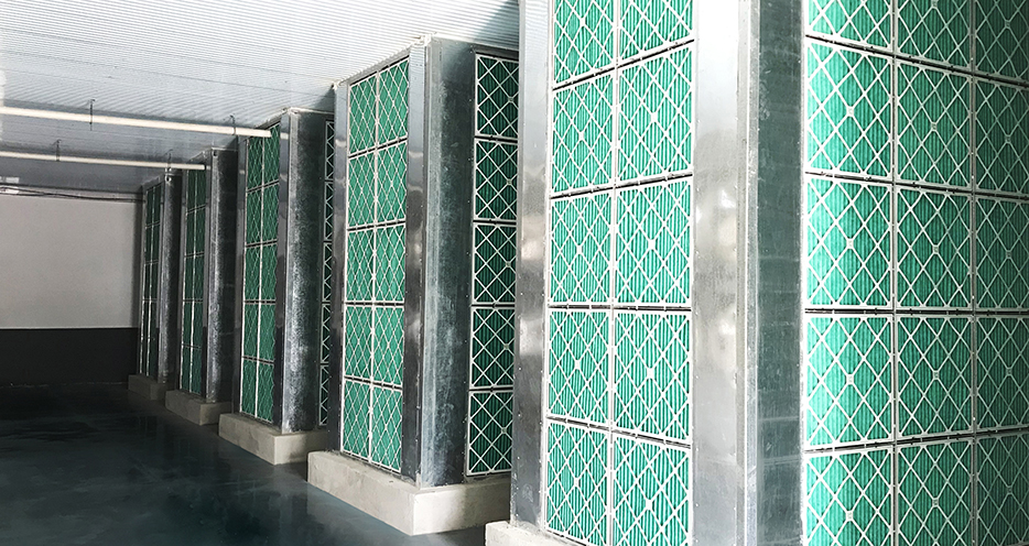 建設中Antibio系統主過濾墻進風面（板式初效過濾器）。