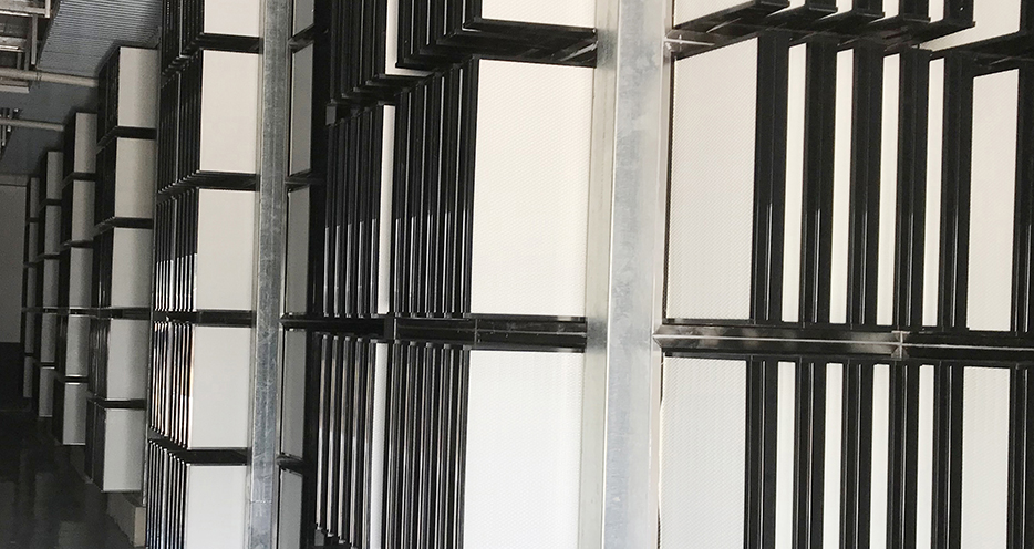 建設中Antibio系統主過濾墻出風面（亞高效主過濾器）。