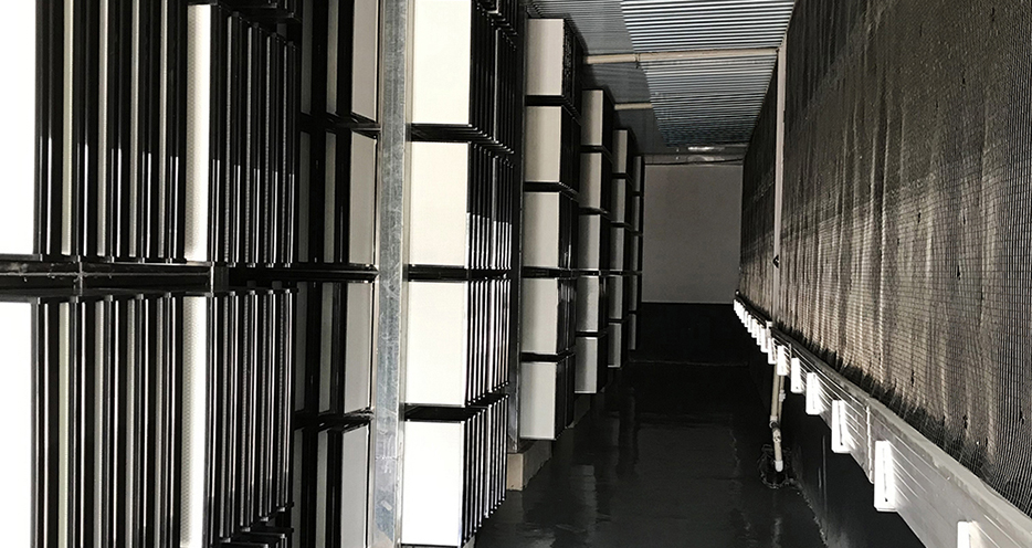 建設中Antibio系統主過濾墻出風面（亞高效主過濾器）。