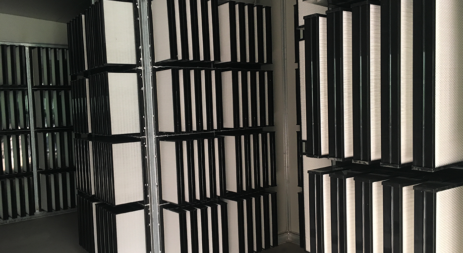 Antibio養(yǎng)豬場空氣過濾系統(tǒng)亞高效主過濾墻內(nèi)側(cè)。