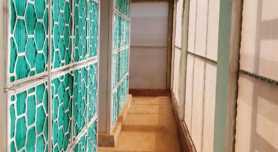 越南平福項目Antibio養(yǎng)豬場空氣過濾系統(tǒng)主過濾墻（進風(fēng)面）。