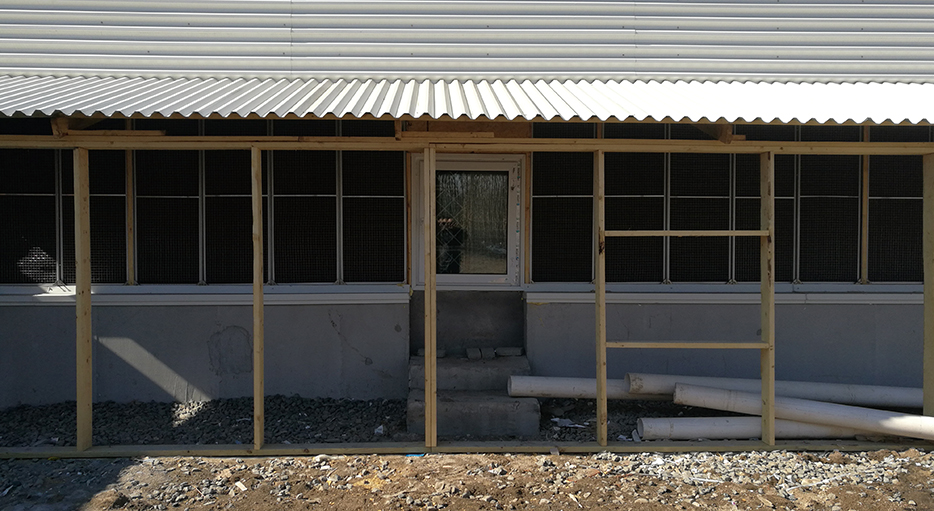 極寒區(qū)域，擋沙網(wǎng)外部的保溫隔離區(qū)（圖為建設(shè)中）。