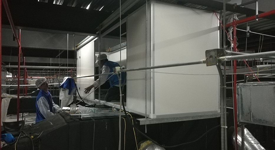 活性炭過濾碳筒安裝中。