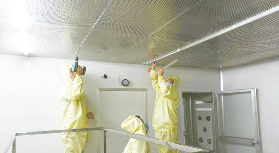 百級潔凈室散流板安裝中。